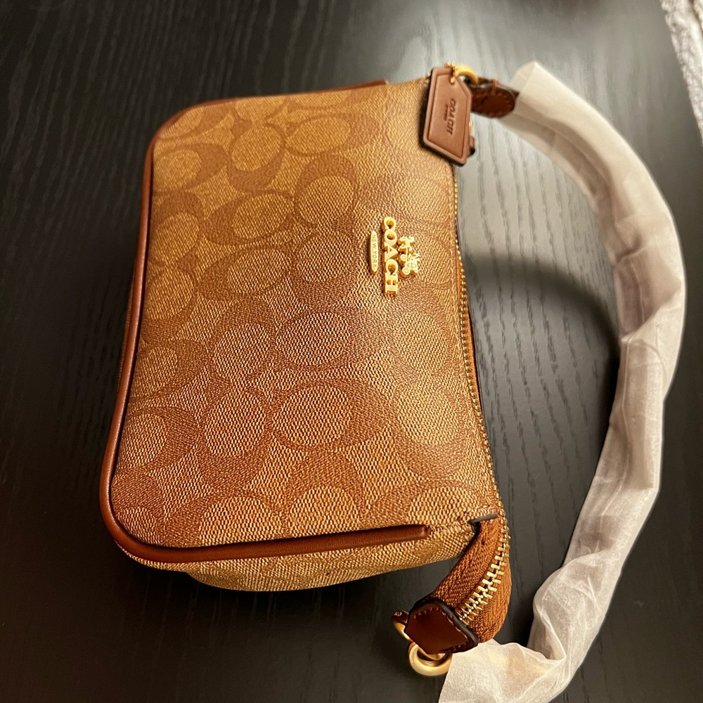 Coach Signature Brown Shoulder Bag 👜 - Picture 2 of 7